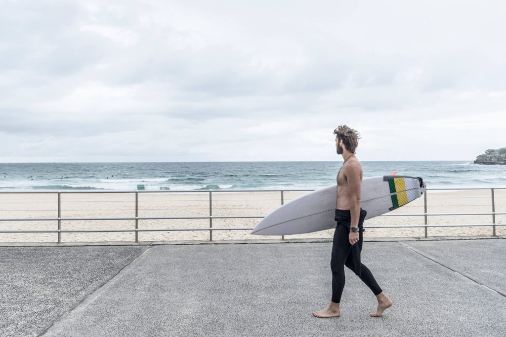 Surfista na Bondi Beach, em Sydney