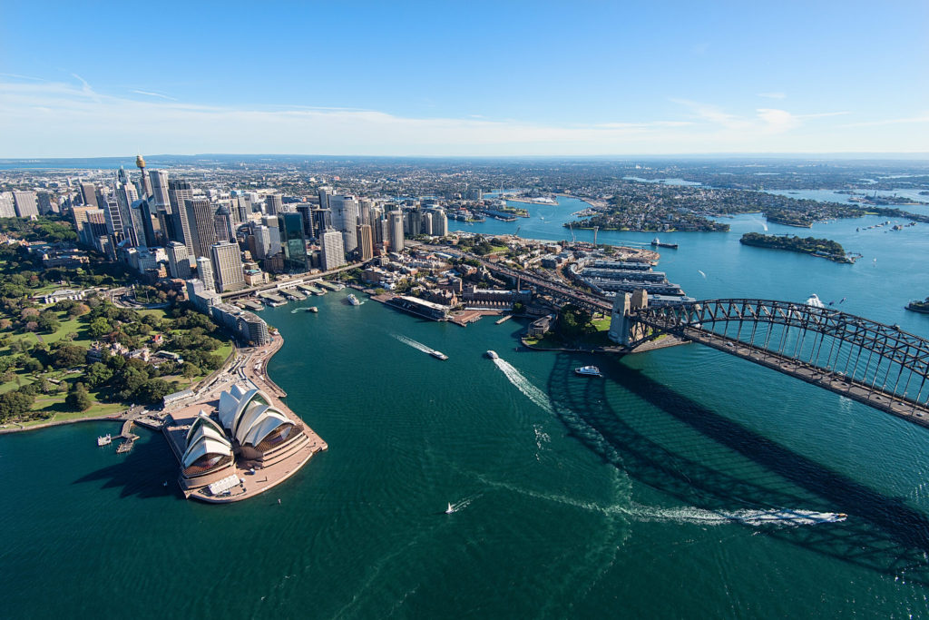 Vista aérea de Sydney com Opera House e Harbour Bridge