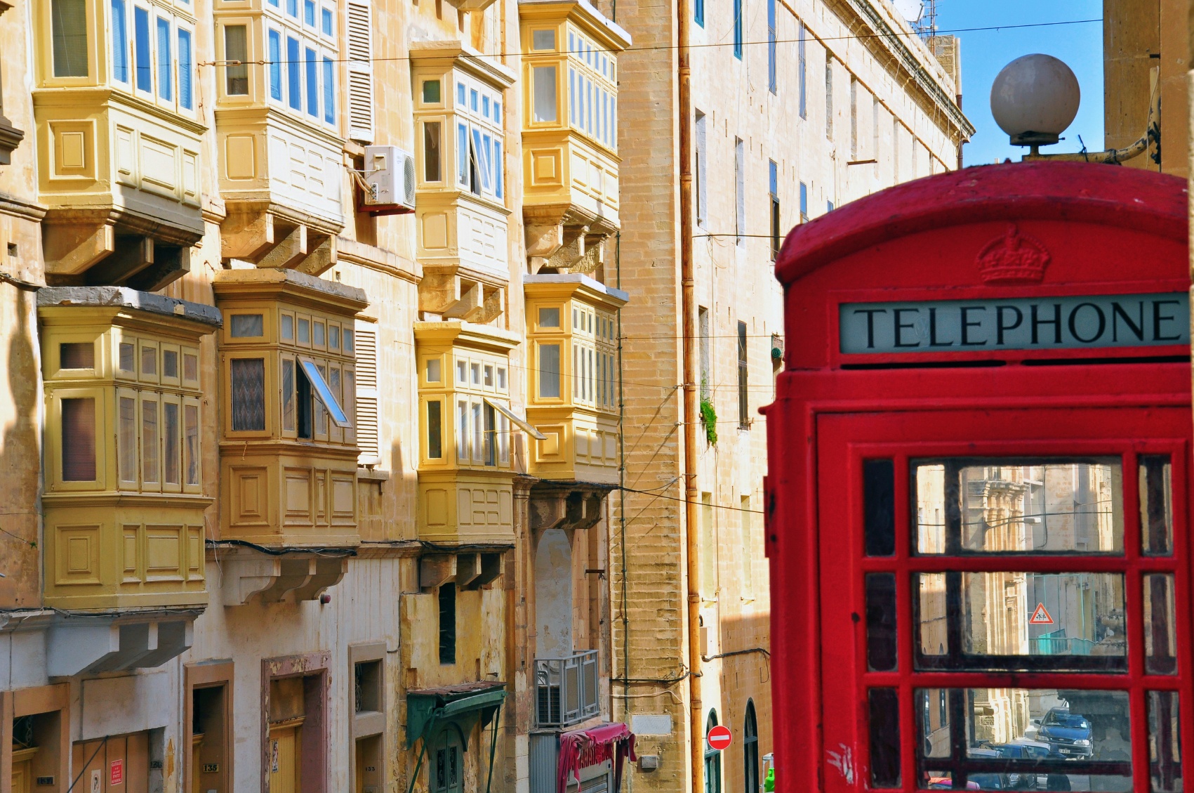 Telefone público e prédios ao fundo em Valletta, Malta