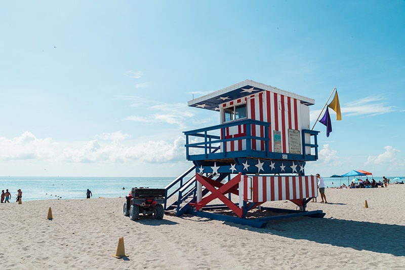 Praia em Miami, uma das melhores cidades dos Estados Unidos para fazer intercâmbio