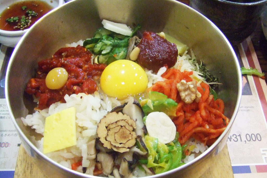 Meu prato favorito: 비빔밥/Bibimbap. No “antes” o arroz, carne, vegetais, nozes, ovo e “gochujang”, tudo bem quente. 