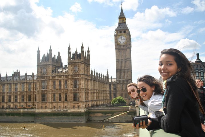 Três garotas posam para foto em frente ao Big Ben, na Inglaterra
