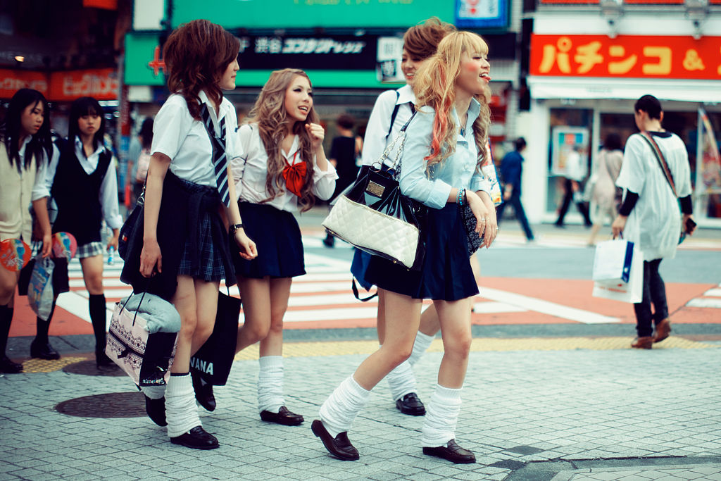 Garotas japonesas caminham pelas ruas de Tóqui com trajes de high school