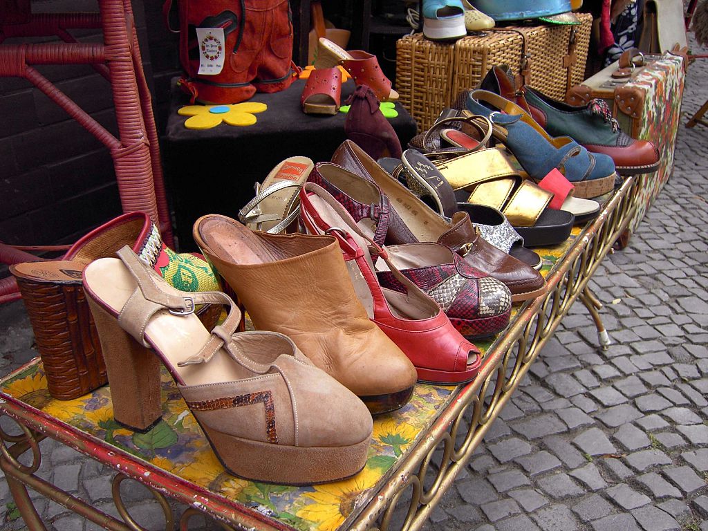 Sapatos em mercado de Amsterdã