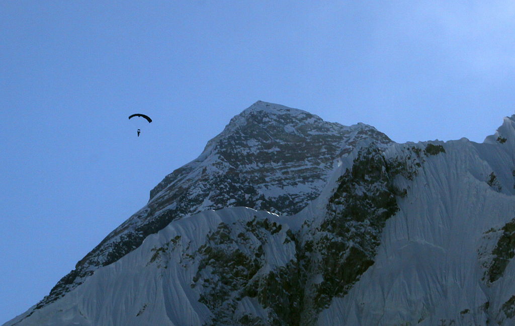 Homem saltando do Everest