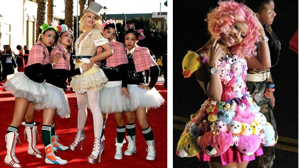 A esquerda, a cantora Gwen Stefani aparece rodeada de meninas japonesas, em trajes rendados influenciados pela moda Lolita. Do lado direito, Nicki Minaj está usando um vestido colorido, decorado com bichinhos de pelúcia no melhor estilo Gayru