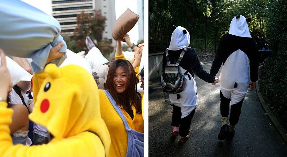 A esquerda pessoas participam de um festival vestidas com kigurumi de pikachu. Na imagem a direita, um casal vestido de urso panda caminha por uma rua arborizada