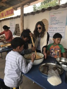 Aula prática de culinária no trabalho voluntário com crianças no Peru