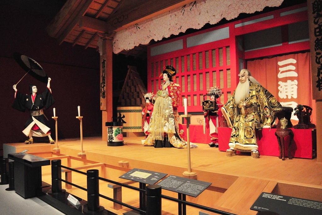Imagem do  Edo-Tokyo Museum.Na imagem há destaque para os tons vermelhos e gueixas antigas em exposição com roupas e costumes da época. 