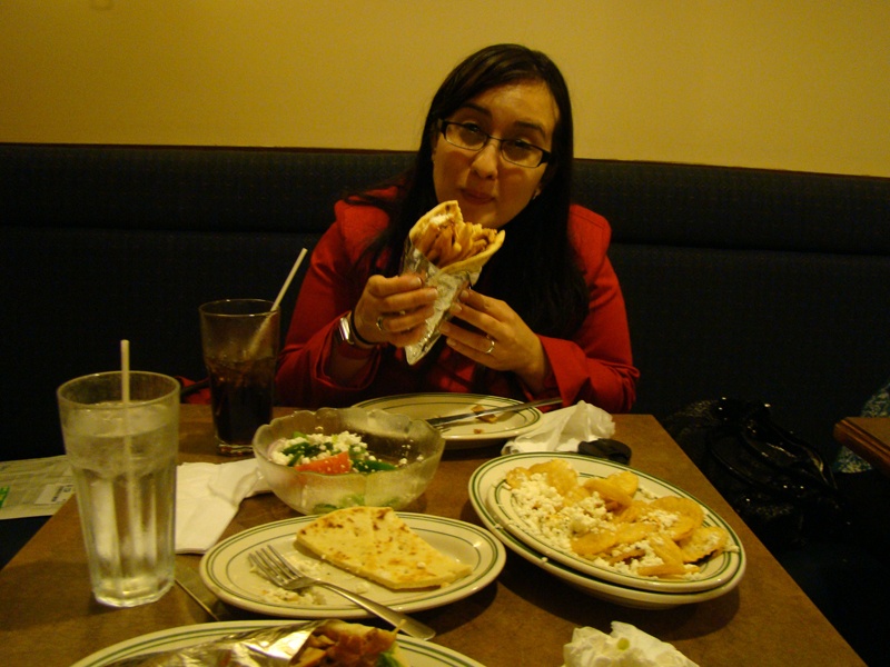 Lidi Faria jantando em restaurante grego em Toronto