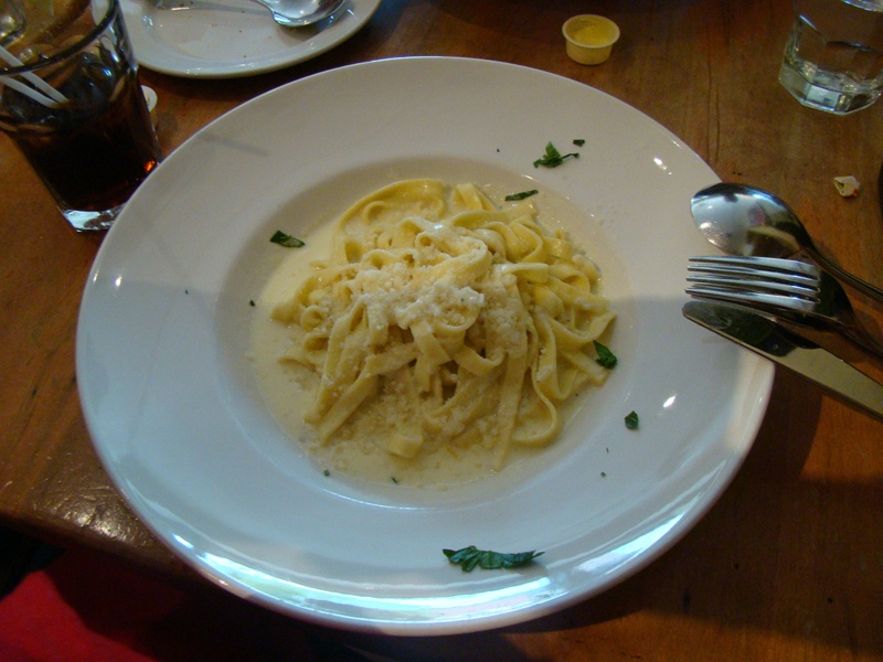 Prato de massa em restaurante italiano em Toronto