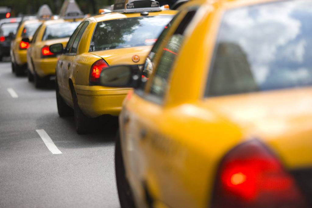 Táxi amarelo em faz fila com outros táxis em Nova York