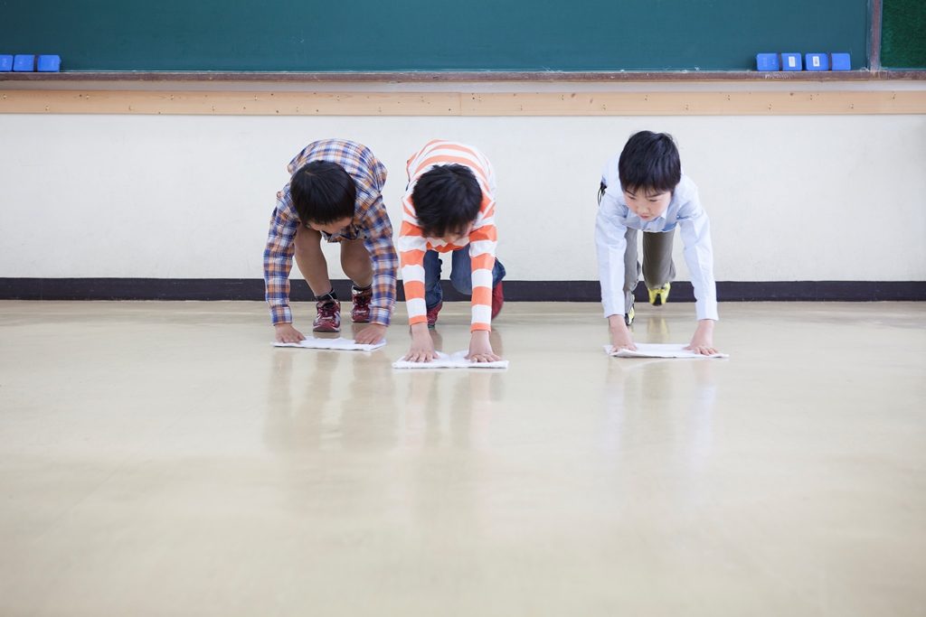 Crianças japonesas limpando a sala de aula