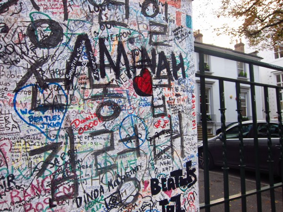 Abbey Road Studios com mensagens de fãs nos muros