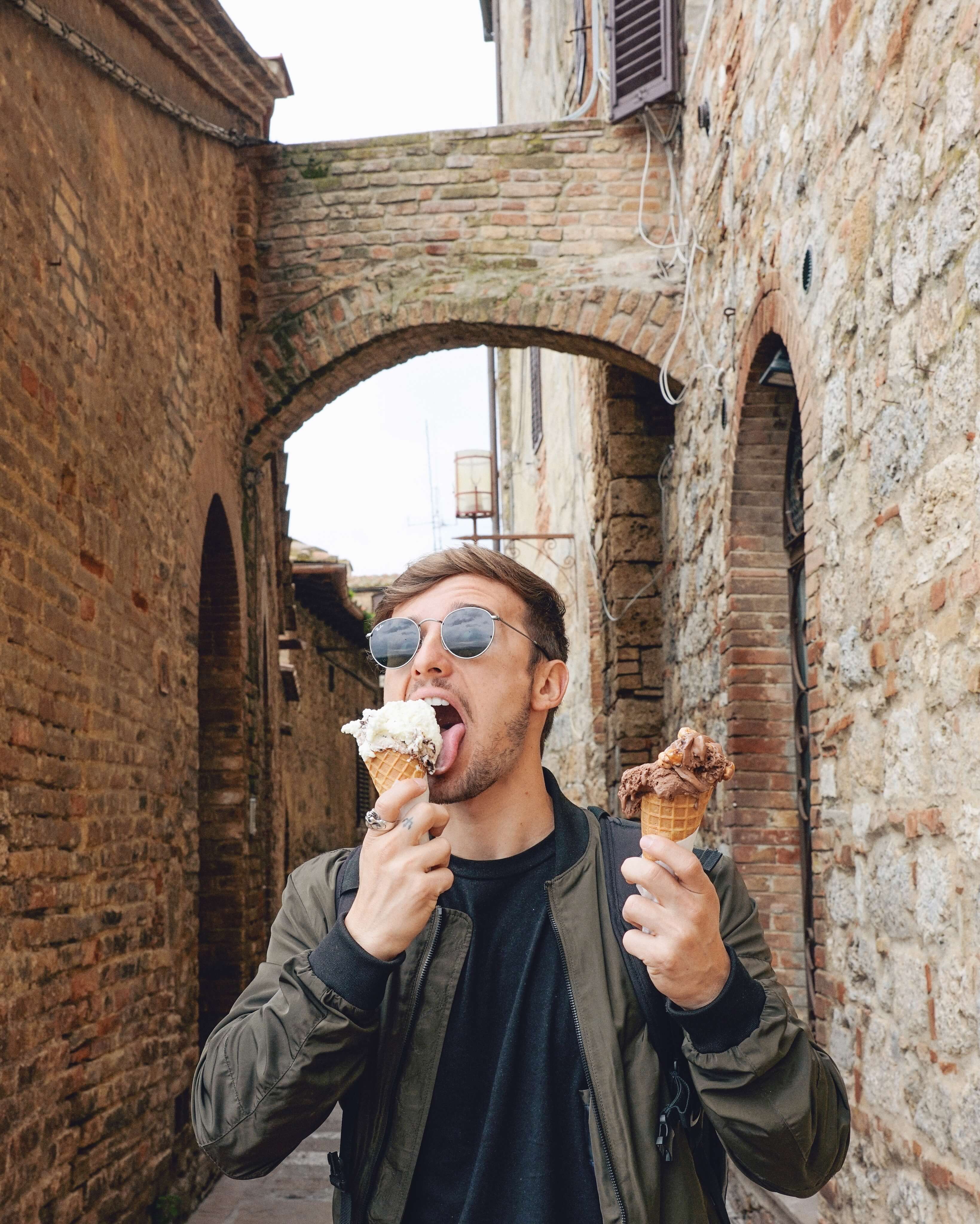 Vitor Liberato aproveita os gelatos italianos em San Gimignano, Itália