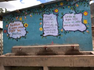 Mensagens educativas nas paredes das escolas do Peru