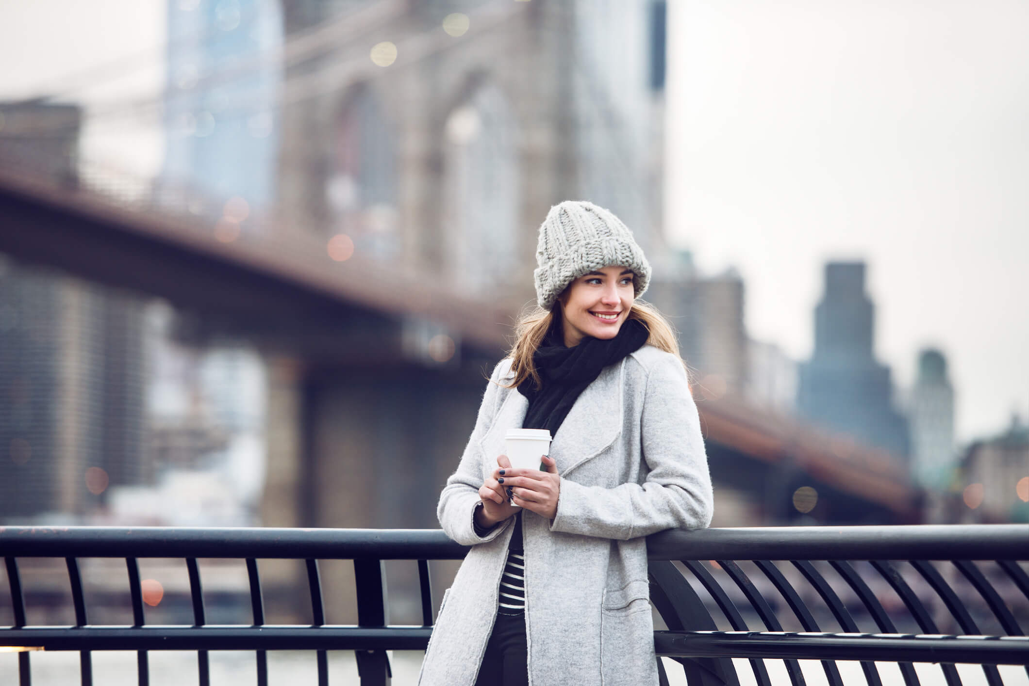 Mulher na Brooklyn Bridge em Nova York