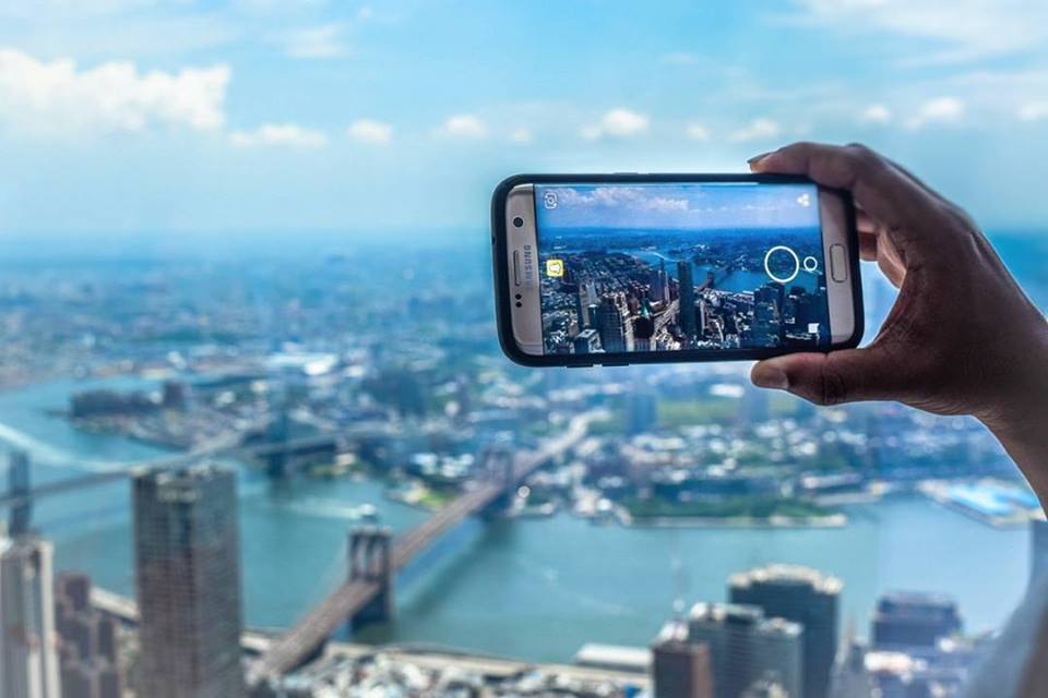 Celular fotografando a cidade de Nova York do alto do One World Trade Center