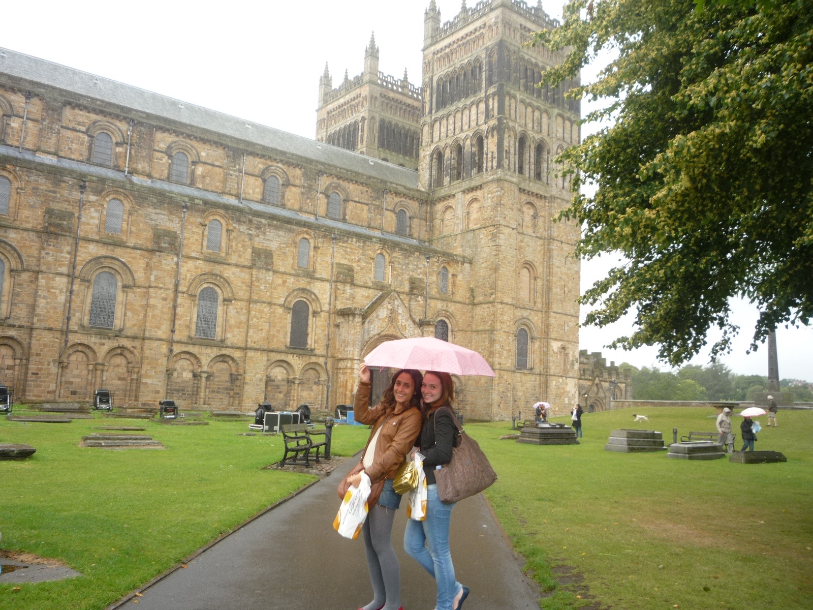 Duas amigas dividem um guarda-chuva em frente a Catedral de Durham, no nordeste da Inglaterra