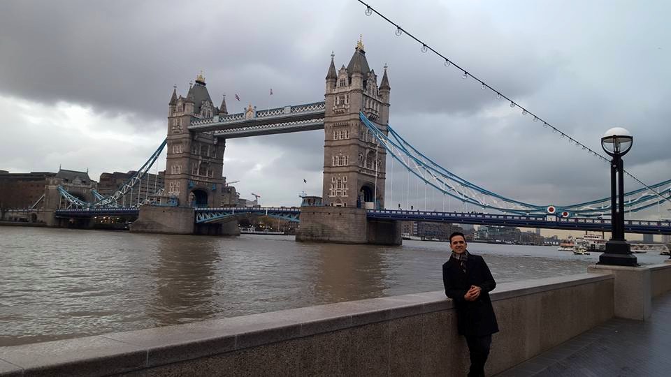 Wllyssys na Tower Bridge em seu intercâmbio em Londres