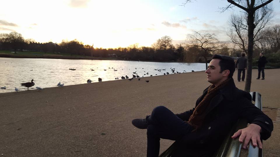 Wllyssys curtindo a vista em parque de Londres