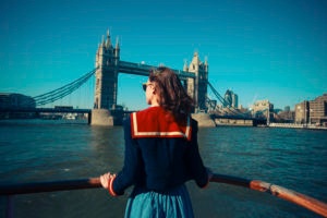 Jovem apreciando a vista da Tower Bridge em seu intercâmbio em Londres