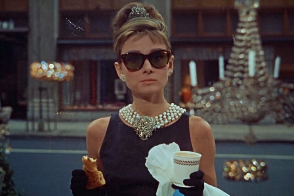 Audrey Hepburn olhando a loja da Tiffany