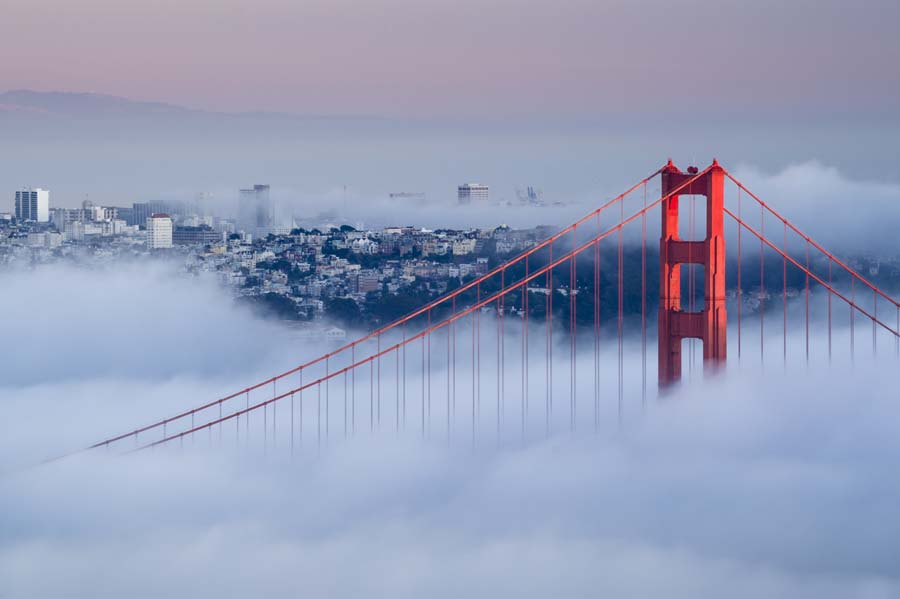 Golden gate bridge com névoa em San Francisco