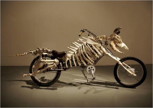 Bicicleta feita de ossos em obra de arte no MAD