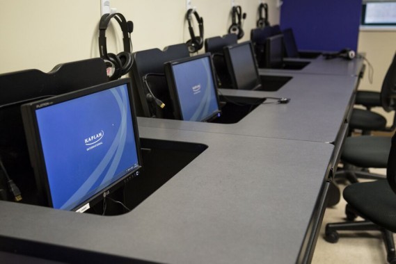 Computadores nas salas de aula da Kaplan, Toronto