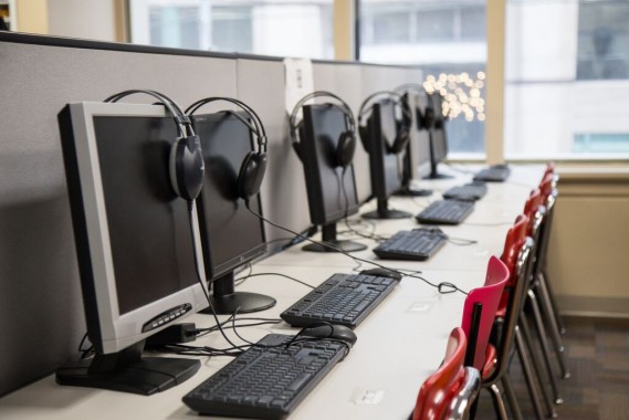 Computadores em sala de aula da ELS Toronto