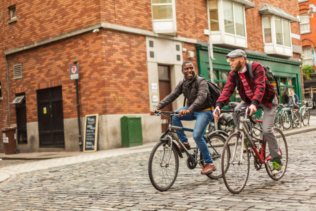Intercambistas andando de bicicleta em Dublin