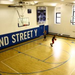 Quadra de basquete em residência estudantil em Nova York