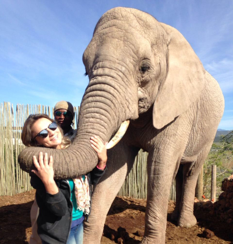 Mariana Rabello com elefante durante o intercâmbio na África do Sul