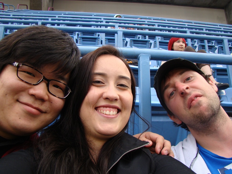 Léo, Lidi e Stefan no estádio de baseball Rogers Centre de Toronto