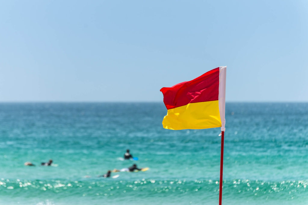 Praia em Sydney com bandeira de sinalização