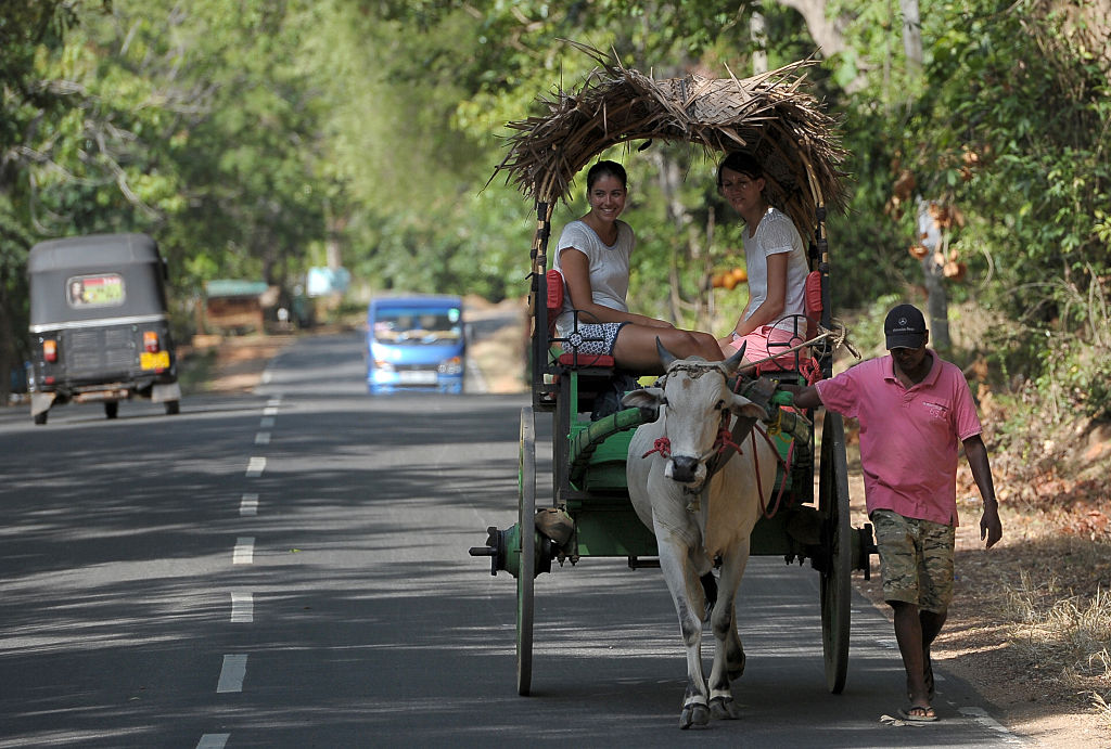 Turistas passeando em carruagem no Sri Lanka