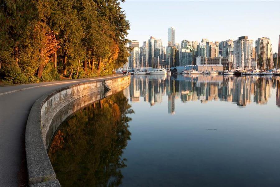 Prédios e natureza no Stanley Park, em Vancouver
