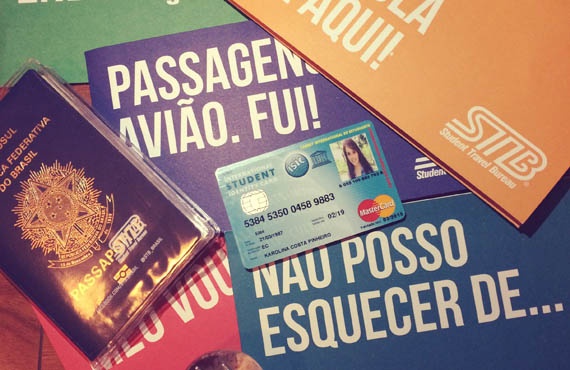 Documentos essenciais para viagem de estudantes: carteirinha do estudante, passaporte, passagem aérea