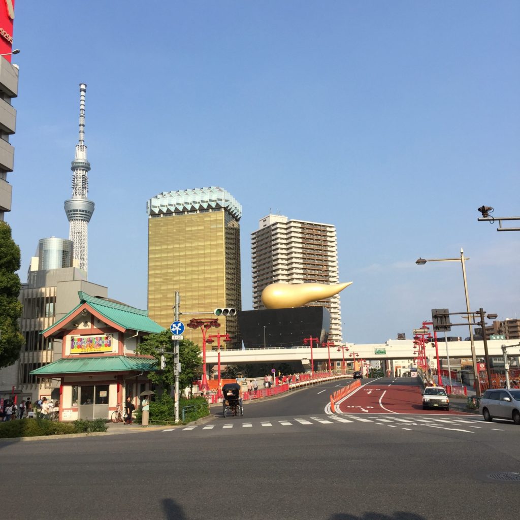 Torre Sky-Tree, vista da avenida próximo ao tempo Senso-ji em Asakusa, ao fundo obra de Philip Starck no prédio no topo do Asahi Beer Hall, 1989