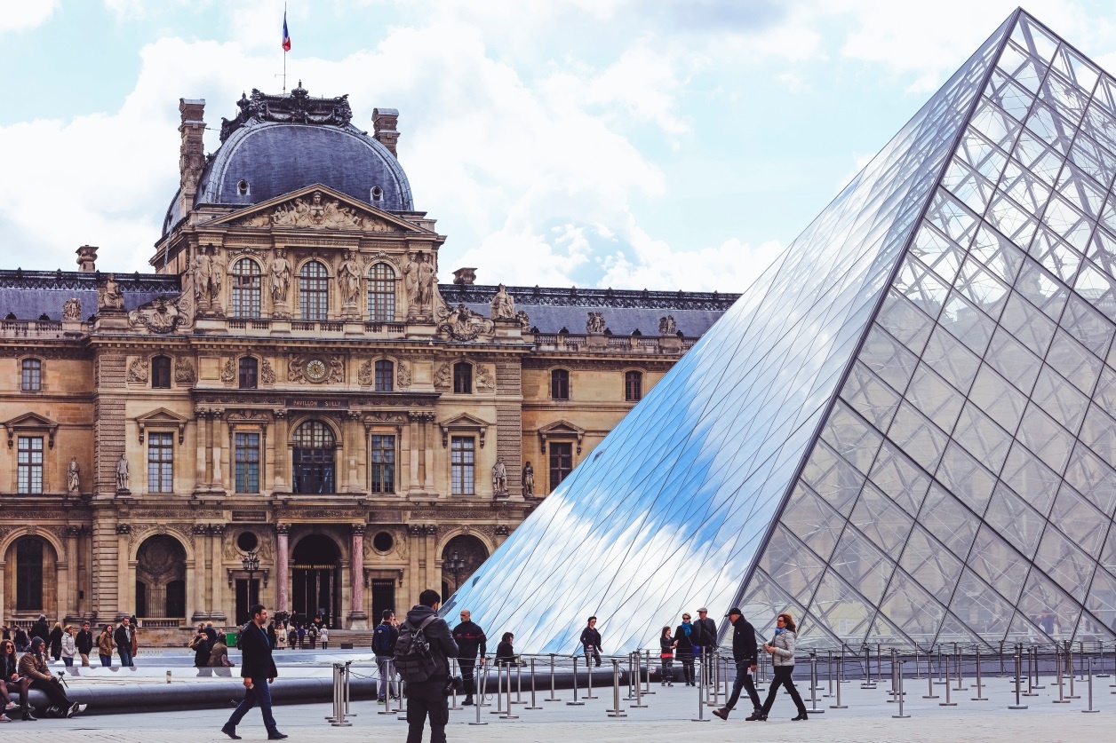 Fachada do Louvre, em Paris