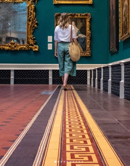 Menina admirando quadro na National Gallery of Ireland