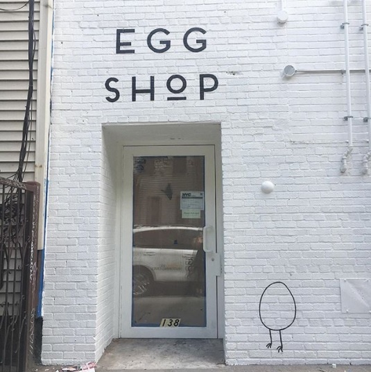 Fachada do restaurante Egg Shop, em Nova York