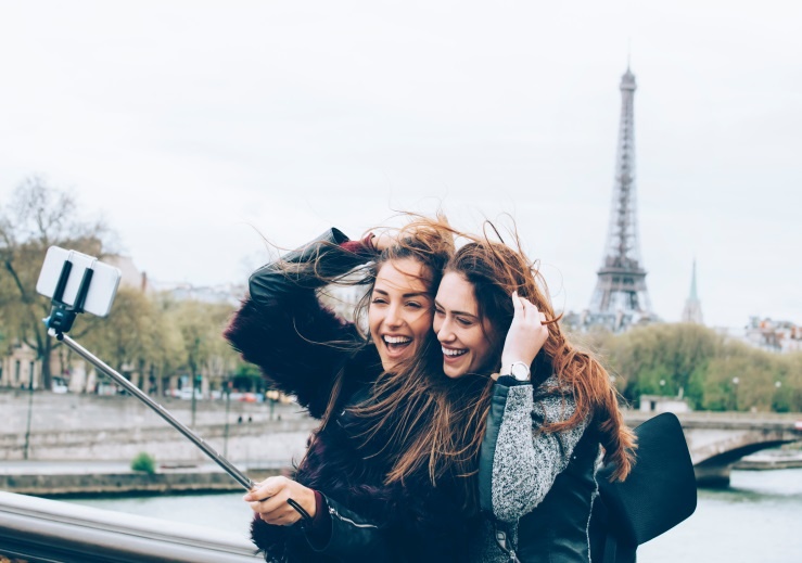 Amigas posam para selfie em Paris