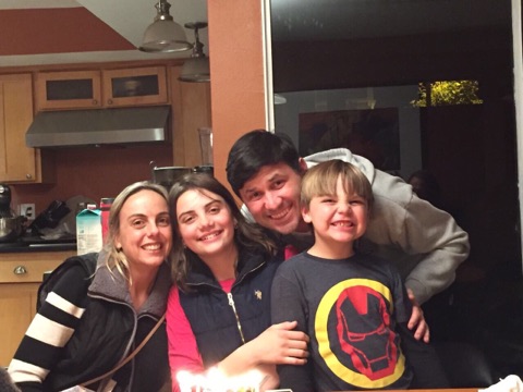 Gomes e sua família. Posam para foto na cozinha de casa. A esposa, filha, Gomes e seu filho de 04 anos estão sorrindo para a foto. 