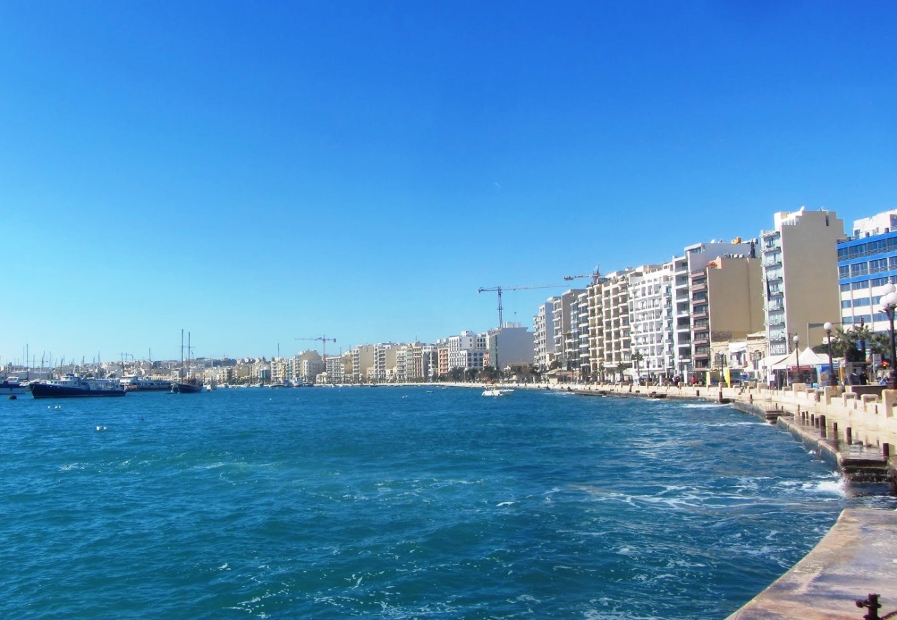 Vista da costa de Sliema, em Malta