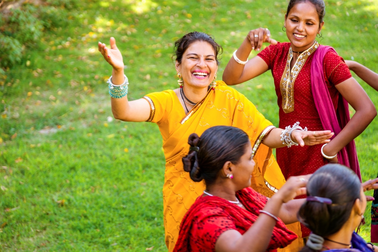 Mulheres indianas dançando com trajes típicos