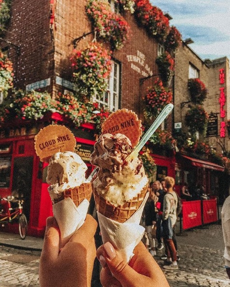 pessoas segurando sorvetes em frente ao Temple Bar, em Dublin