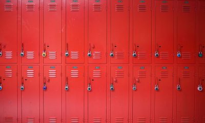 foto de armários vermelhos de colégio