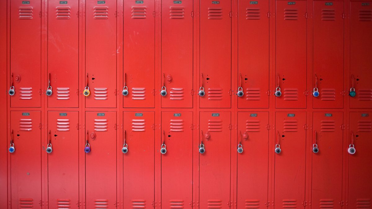 foto de armários vermelhos de colégio